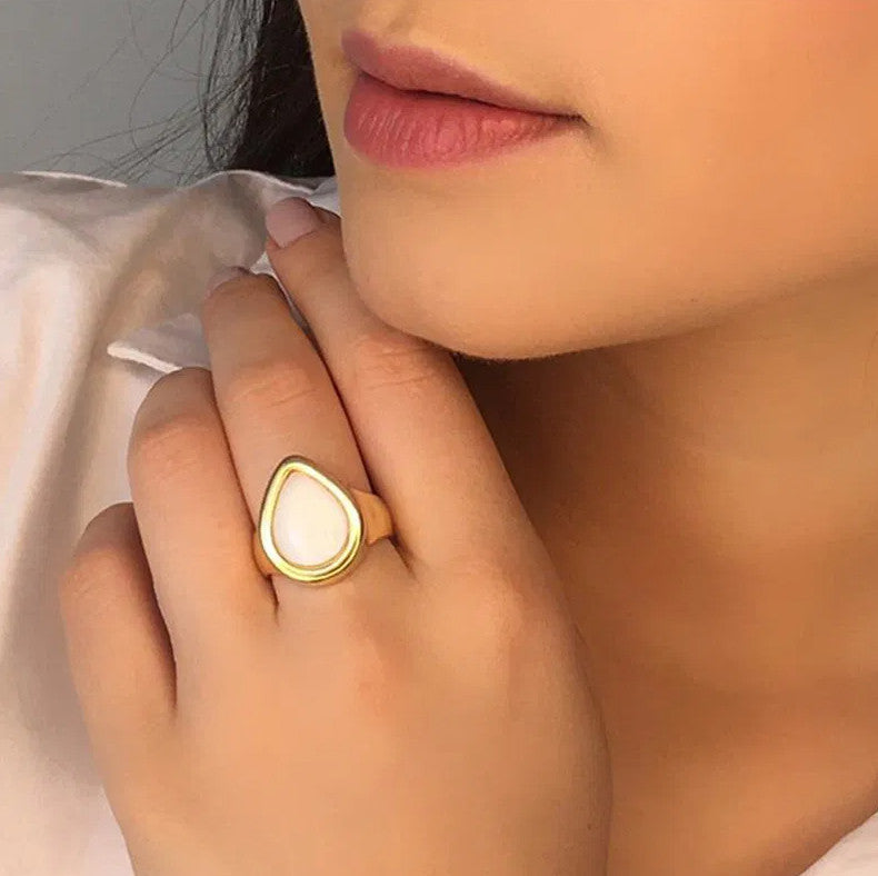 Anillo de piedras preciosas con marco de gota